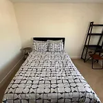 Beaconsfield House, Modern, Recently Refurbished, Self Check-In, Free Parking And Near Luton Airport